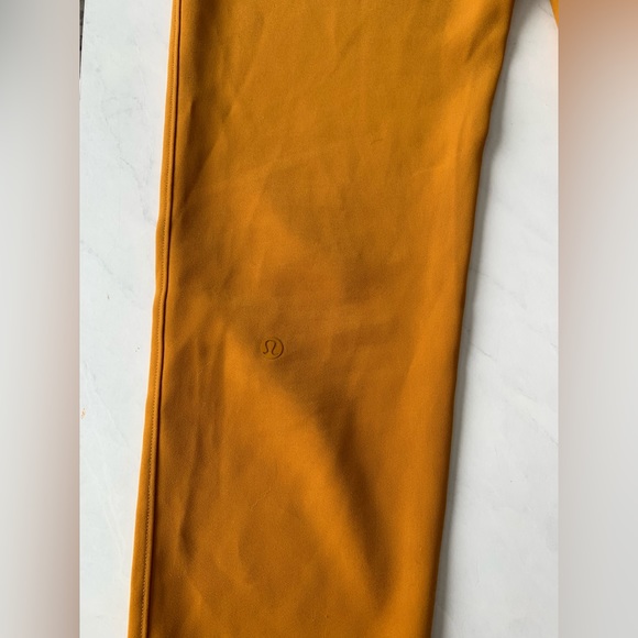 Lululemon On The Fly (woven) pants. Size 4, 7/8 length. - Picture 4 of 8